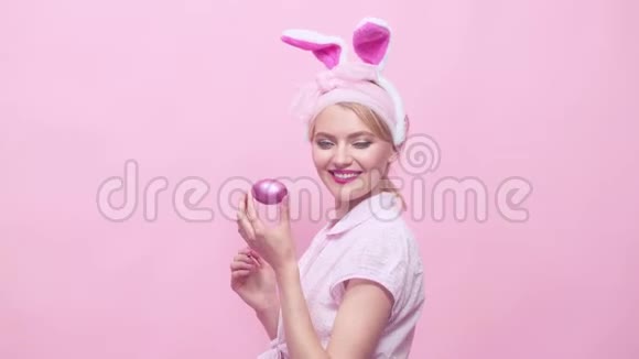 性感漂亮的别针女孩金发和兔子耳朵兔子耳朵里的女人有趣的复活节兔子女人可爱可爱视频的预览图