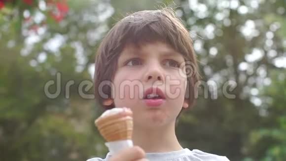 夏天吃冰淇淋的孩子视频的预览图