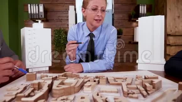与建筑工程师会面的高级女建筑师视频的预览图