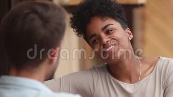 特写镜头关注混血女人谈论和男人调情视频的预览图