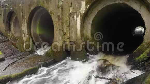 在一条有自来水的森林道路上由桥下的管道组成的河坝高清录像视频的预览图