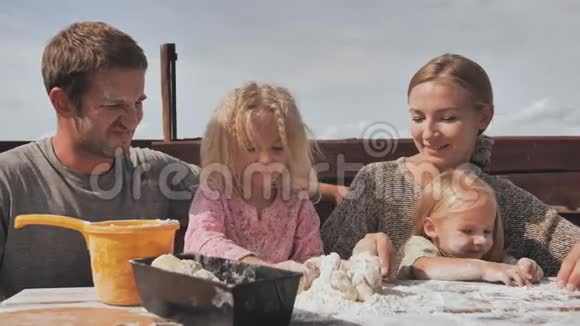 这个年轻的家庭把面团揉成面包互相扔面粉视频的预览图