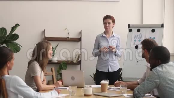 员工在公司研讨会期间向业务教练提问视频的预览图
