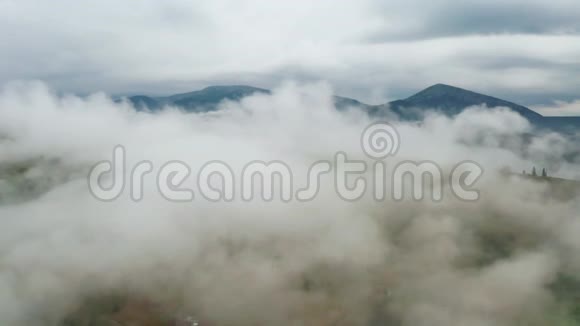 雨后山区的恶劣天气山中的雾鸟瞰视频的预览图
