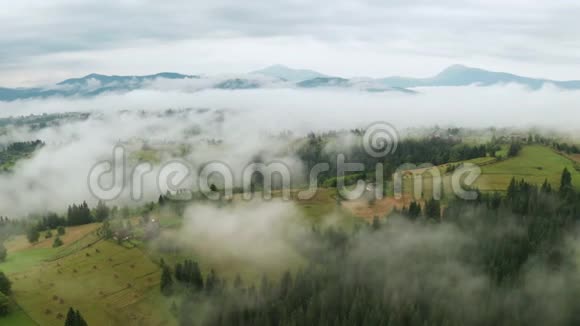 雨后山区的恶劣天气山中的雾鸟瞰视频的预览图