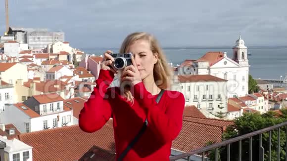 有魅力的女人欣赏阿尔法玛的风景里斯本的历史街区视频的预览图