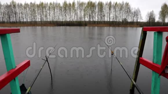 河上的钓鱼竿和雨天高清录像视频的预览图