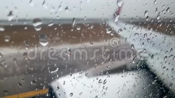 在暴雨期间飞机在跑道上行驶的跑道上覆盖着雨坑的4k视频视频的预览图