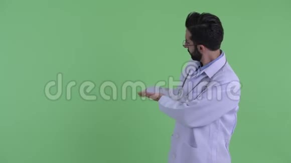 穿着小胡子的波斯人医生在后面视频的预览图