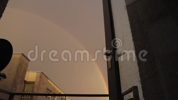 双彩虹在夜空之上的房子高清录像视频的预览图