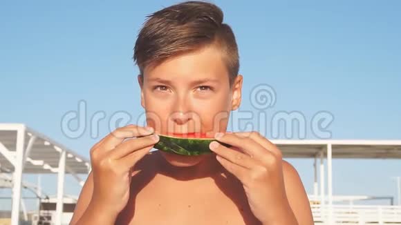 小男孩在海里吃西瓜视频的预览图