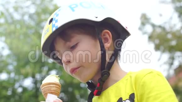 戴着头盔的男生吃冰淇淋看着摄像机视频的预览图