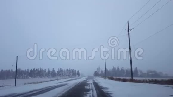 较轻版本在乡村道路上驾驶冬季暴风雪司机视角POV雪雪暴雪视频的预览图