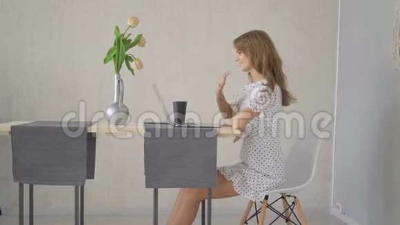 小女孩在家里的客厅里的一张桌子上上网聊天和打字视频的预览图