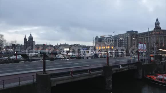 阿姆斯特丹著名的运河和河堤城市景观和荷兰传统建筑的总体景观视频的预览图