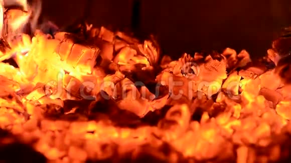 在家里燃烧着明亮的橙色火视频的预览图