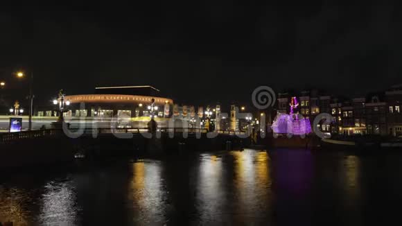 阿姆斯特丹著名的运河和河堤城市景观和荷兰传统建筑的总体景观视频的预览图