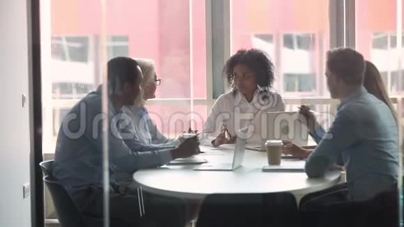 不同年龄和种族的商人聚集在会议室进行谈判视频的预览图