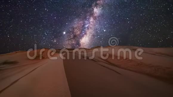 夜空下的沙漠令人惊叹的景色时光流逝视频的预览图