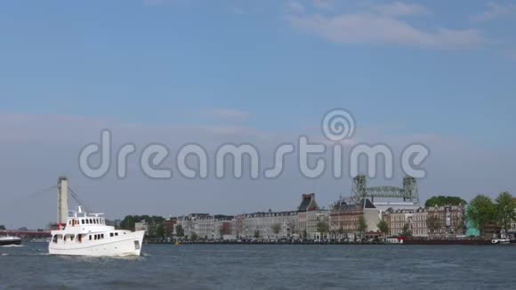 总览鹿特丹城市景观和伊拉斯谟桥与移动船4K页3在1视频的预览图