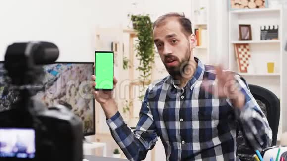 有吸引力的影响者用绿色屏幕记录电话评论视频的预览图