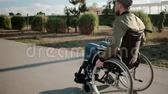 在城里散步的残疾人视频的预览图