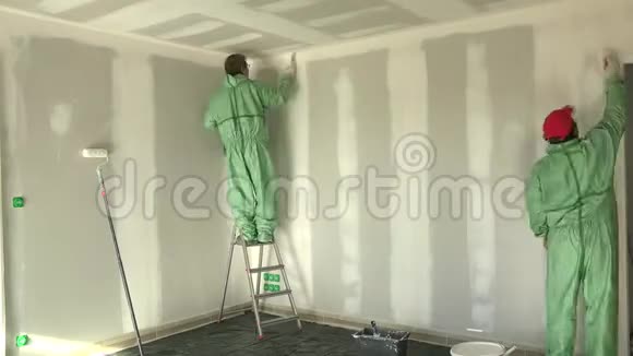 两位画家用新房子粉刷墙壁和天花板视频的预览图