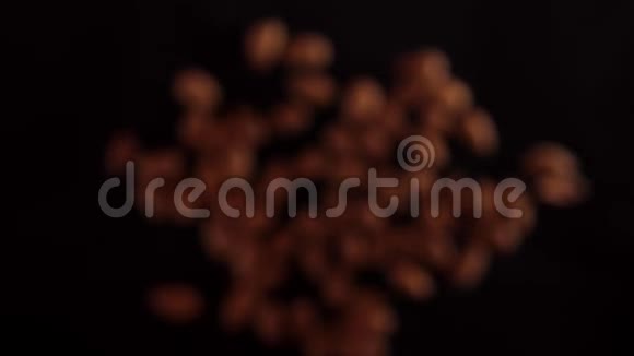 杏仁在黑色背景上上下飞行用杏仁煮健康的食物视频的预览图