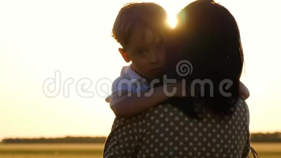 一个小男孩的肖像太阳阳光照在孩子脸上拥抱着他的母亲和儿子感受着视频的预览图