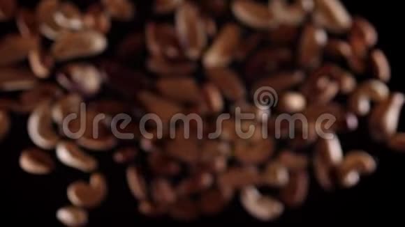 坚果混合物在黑色背景下上下飞舞用坚果混合物烹调健康食品视频的预览图