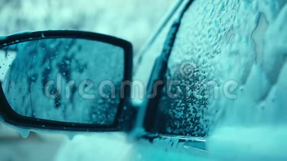 汽车上的泡沫晚上提供手动洗车服务视频的预览图