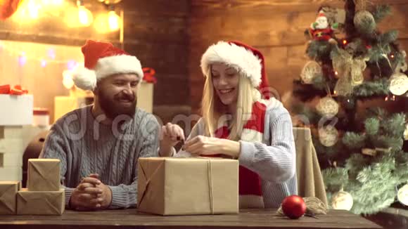 一对带圣诞礼物的情侣新年有趣的一对家庭圣诞气氛视频的预览图