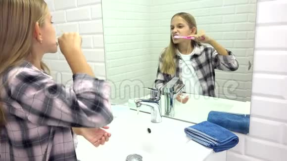 孩子在浴室刷牙用牙刷洗孩子镜中女孩视频的预览图