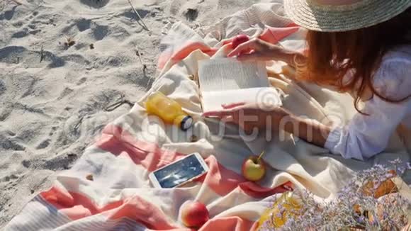 躺在沙滩上看书的女孩视频的预览图