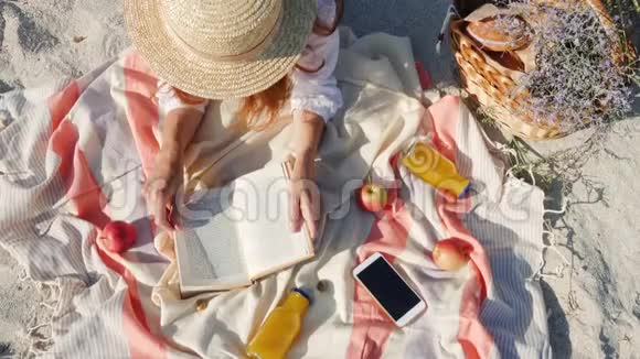 躺在沙滩上看书的女孩视频的预览图