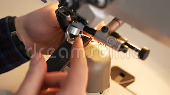 缝纫机针在运动缝纫机针头的特写迅速上下移动裁缝缝衣服视频的预览图