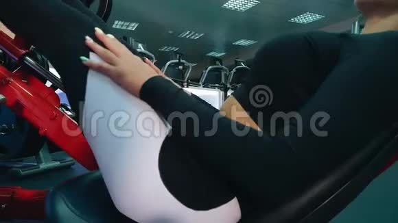 健身房里的女孩抽腿双手放在臀部练习是坐着进行的视频的预览图