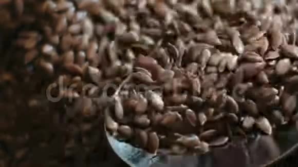 棕色生亚麻籽作为天然食物背景或谷物质地视频的预览图