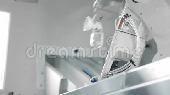 医学新技术机器人手臂机械手进行远程注射癌症患者化疗A视频的预览图