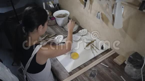亚洲妇女用水覆盖原粘土产品视频的预览图