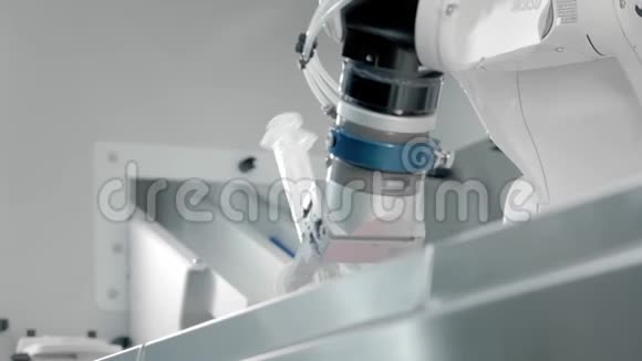医学新技术机器人手臂机械手进行远程注射癌症患者化疗A视频的预览图