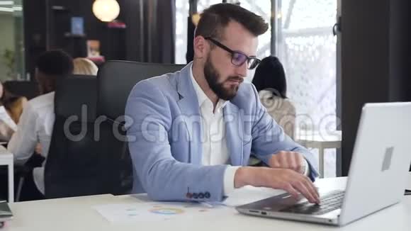 这位30多岁的漂亮商人戴着电脑上班时因疲劳而推迟戴眼镜和揉眼睛视频的预览图
