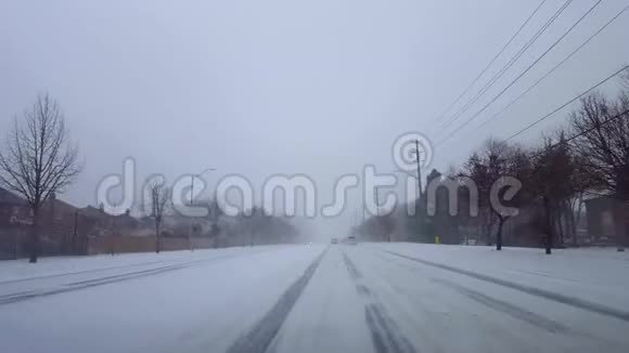 较轻版本驾驶冬季暴风雪与车辆交通日司机视角POV雪雪暴雪视频的预览图