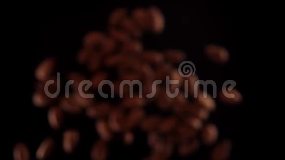 杏仁在黑色背景上上下飞行用杏仁煮健康的食物视频的预览图