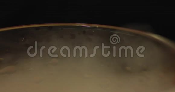 在玻璃碗中用4k片浓烟覆盖着现实的干冰视频的预览图