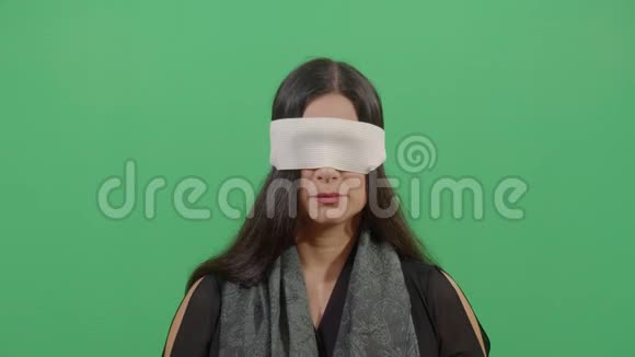 女人摘下眼罩视频的预览图