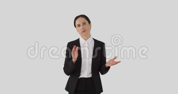 无聊的女商人为白色拍手视频的预览图