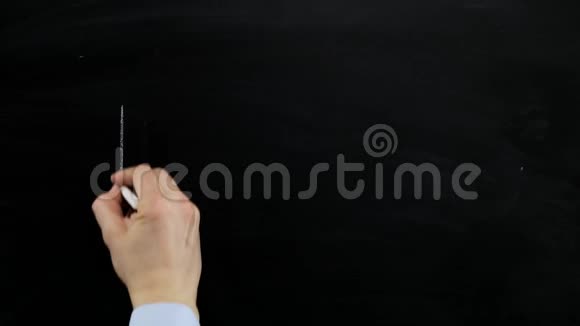 用白色粉笔在黑板上手写我想你快关门视频的预览图