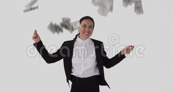 女商人在下雨的钱下跳舞视频的预览图