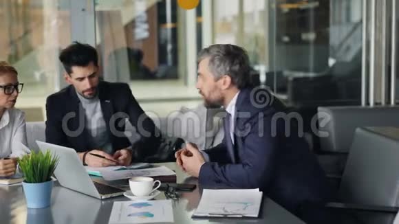 疯狂的首席执行官在咖啡休息时与员工争论撕纸视频的预览图